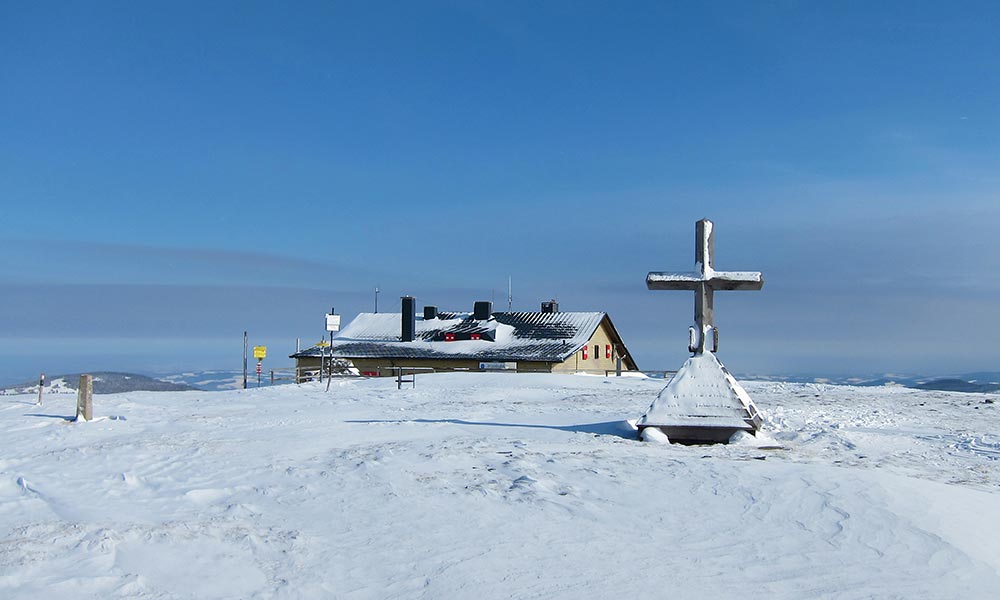 Wetterkogelhaus und Gipfelkreuz